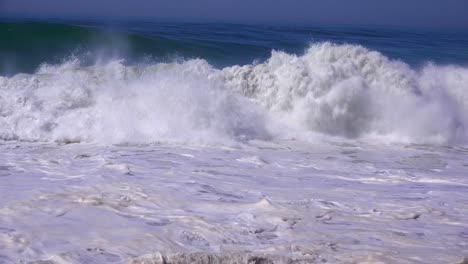 Una-Gran-Tormenta-En-El-Sur-De-California-Provoca-Un-Gran-Oleaje-Y-Olas-Rompientes-1