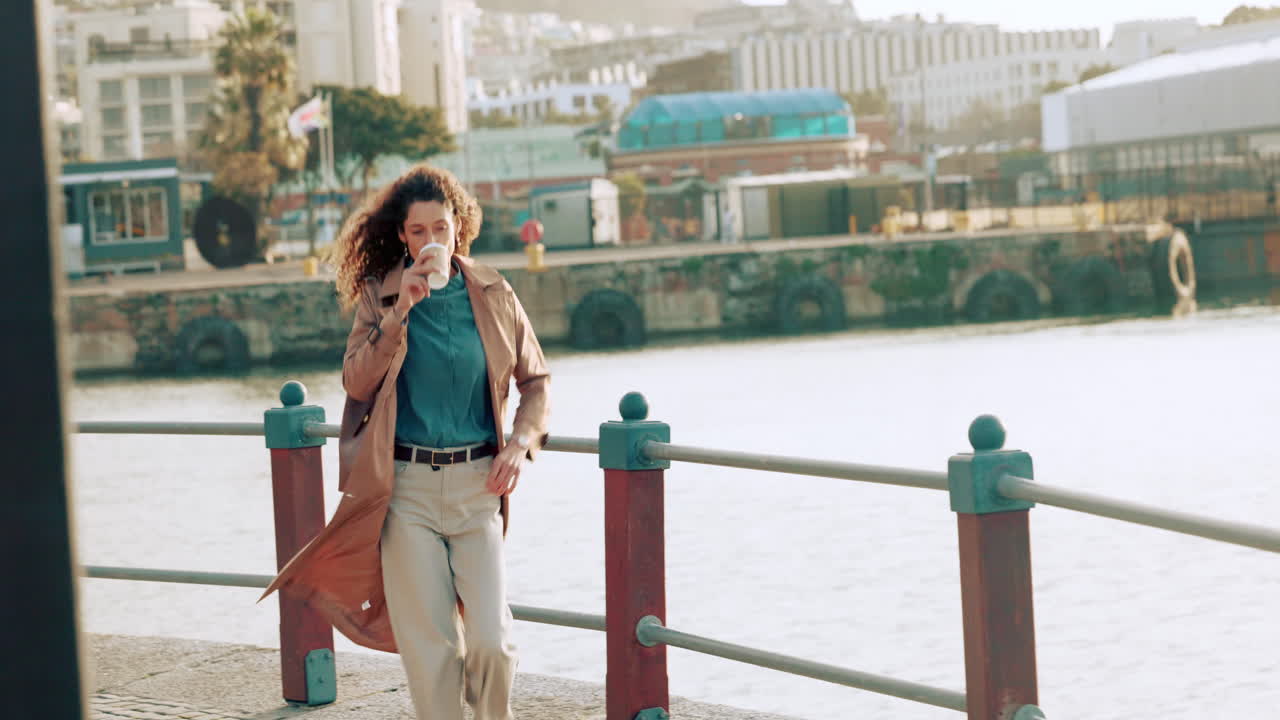 스트레스와 늦은 비즈니스 여자가 실종되었습니다.