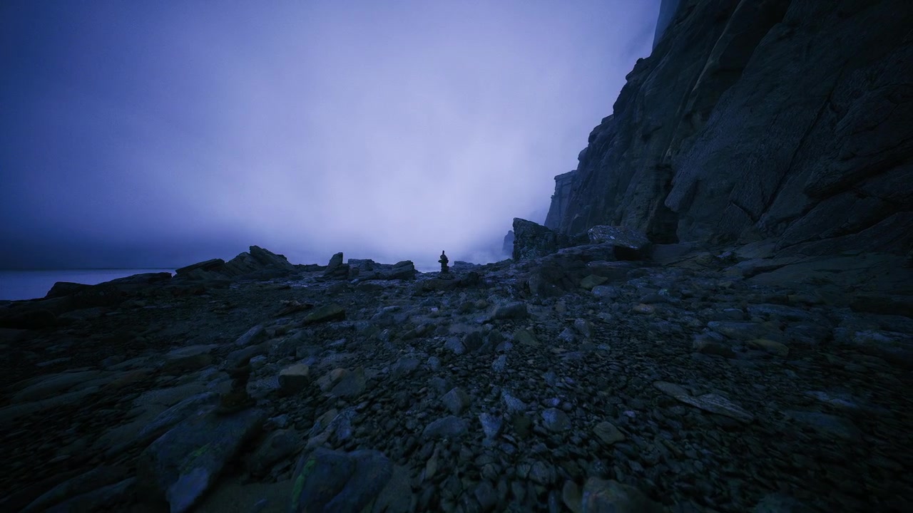 Raue Küstenlandschaft mit steilen Klippen und bewölkter Atmosphäre