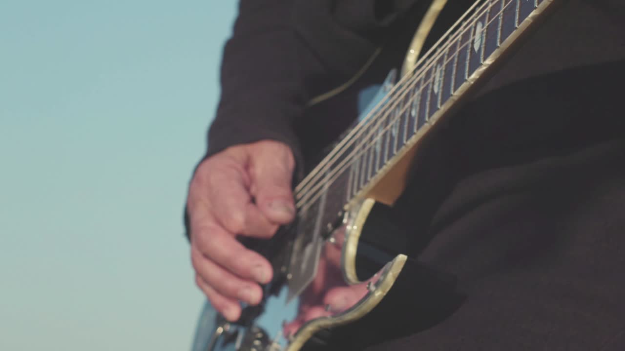 Primo piano di una persona che suona una chitarra elettrica