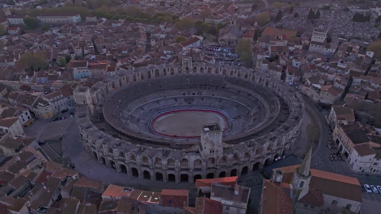 Arles al bagliore mattutino con fiume e anfiteatro romano