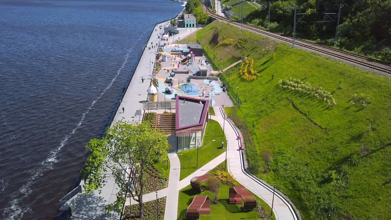 речный парк с игровой площадкой и удобствами