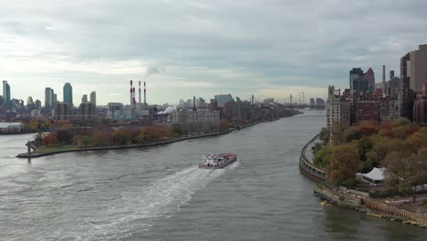 Drohnendrehung-Folgt-Einem-Tankerboot-Auf-Dem-East-River-Von-New-York-Zwischen-Manhattan-Und-Den-Roosevelt-Islands