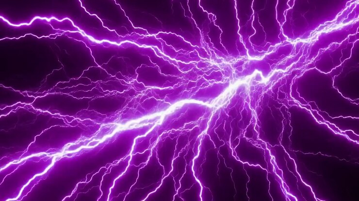 Intensi fulmini viola che balenano su sfondo scuro