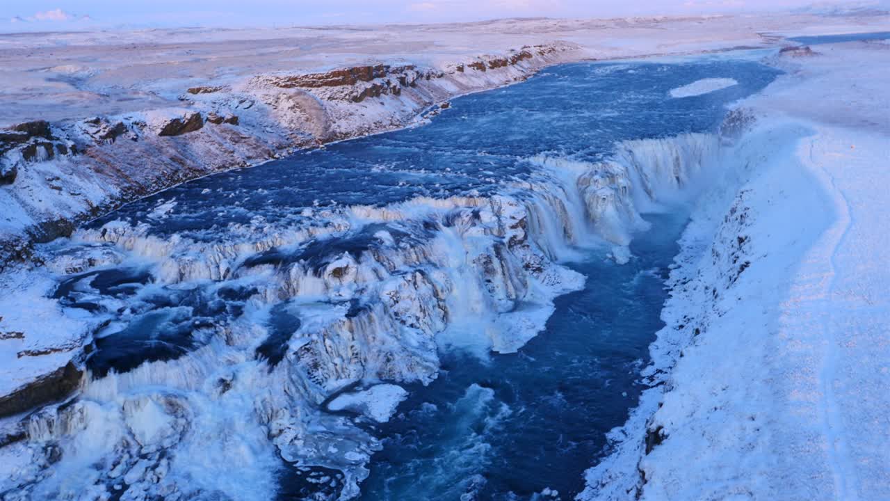 아이슬란드의 얼어붙은 gullfoss 폭포와 야생 강의 공중 사진