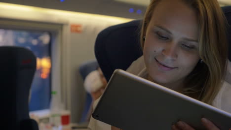 Mujer-Viajando-En-Tren-Con-Tablet-Pc