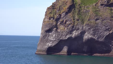 Ein-Lavastrom-Auf-Den-Westmännerinseln-Island-Sieht-Aus-Wie-Ein-Elefant-Mit-Einem-Rüssel,-Der-Aus-Dem-Meer-Trinkt-1