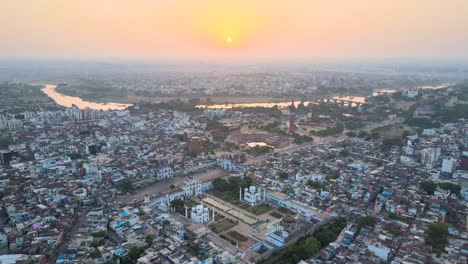 captura aérea de la ciudad de lucknow, destacando la torre del reloj y sus alrededores en la luz de la madrugada.