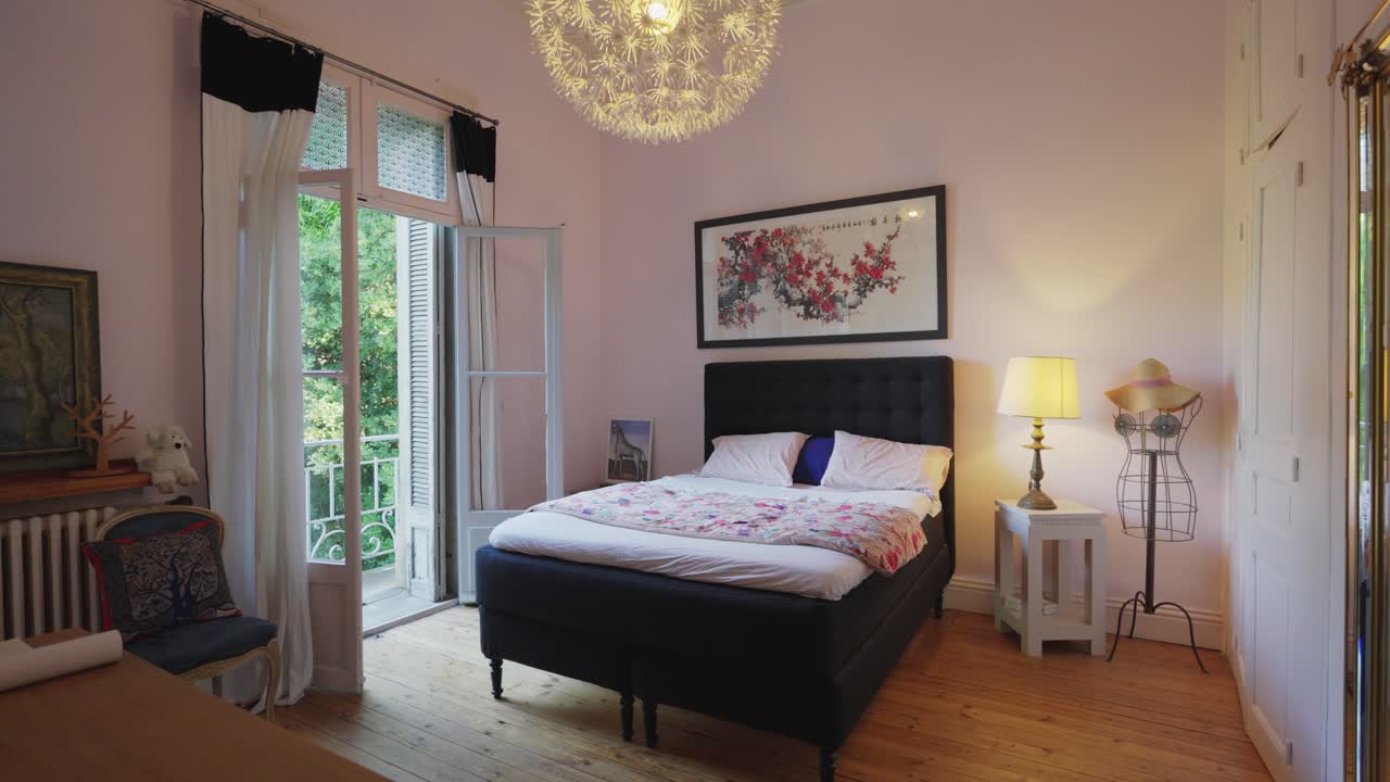 이 그림 은 침대, 램프, 그리고 다른 많은 장식물 들 이 있는 침실 을 묘사 하고 있다