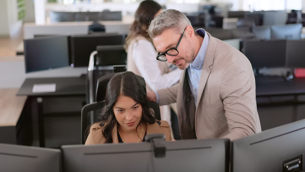 hombre de negocios sénior, computadora