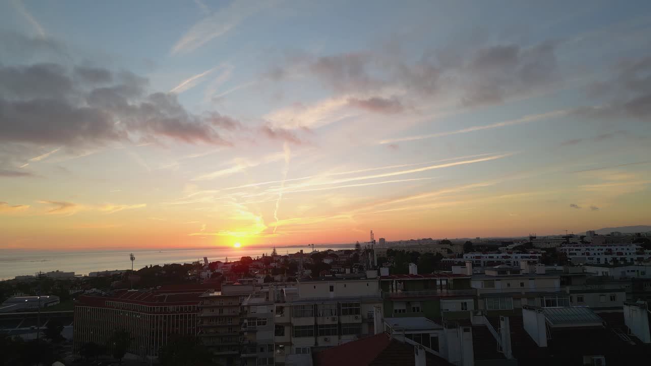 리스본 시내 풍경 위의 놀라운 공중 해가 지는 태양 광선
