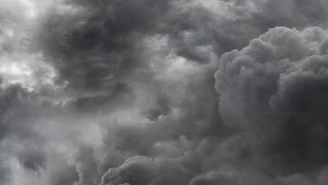 drama e intensidad de las tormentas eléctricas y las nubes oscuras