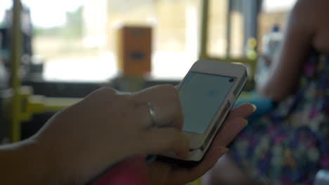 Mujer-Monitoreando-Su-Geolocalización-En-El-Móvil.