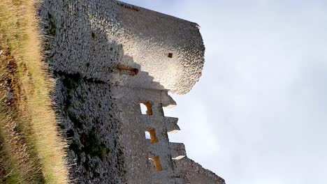 vista de ángulo bajo de la inexpugnable fortaleza medieval de rocca calascio, abruzos