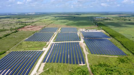 Drone-Aéreo-Flyback-Pov-Del-Parque-Solar-Fotovoltaico-El-Soco-De-San-Pedro-De-Macoris-En-República-Dominicana