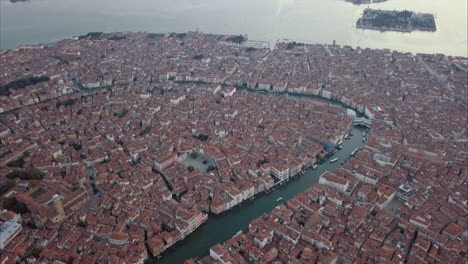 Wide-aerial-shot-of-Canal-Grande-and-Ponte-di-Rialto-from-above-at-dusk,-Venice,-Italy