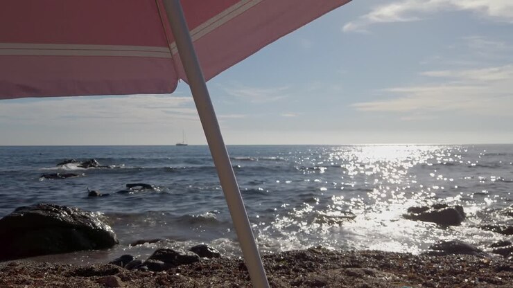 Ombrellone sulla costa di Playa de Cabo de Gata durante il tramonto in Spagna