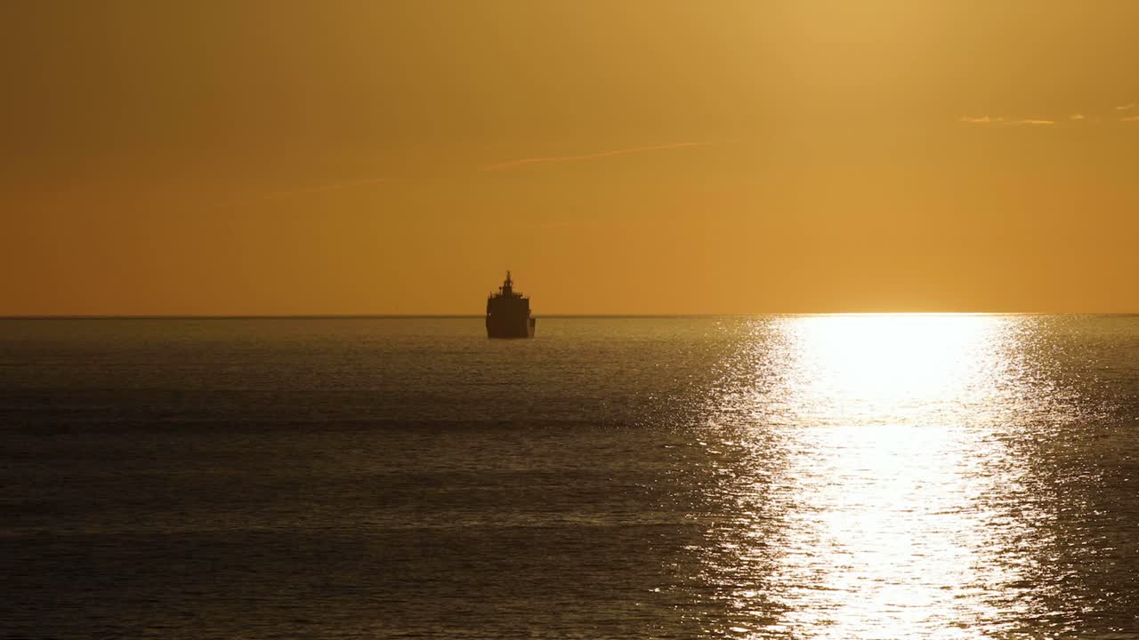 바다 오렌지 일몰 풍경, 화물선은 저녁 빛에 항해