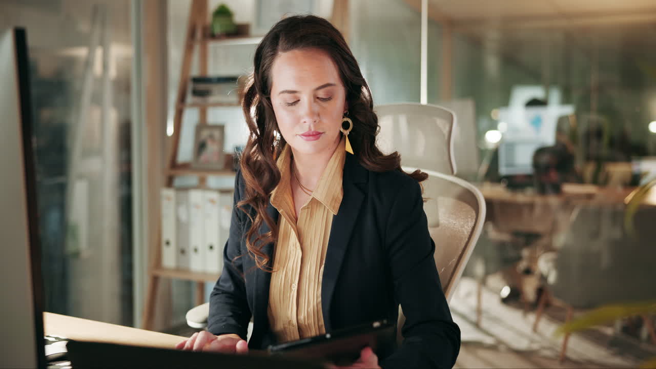 una mujer de negocios trabajando en su escritorio en una oficina