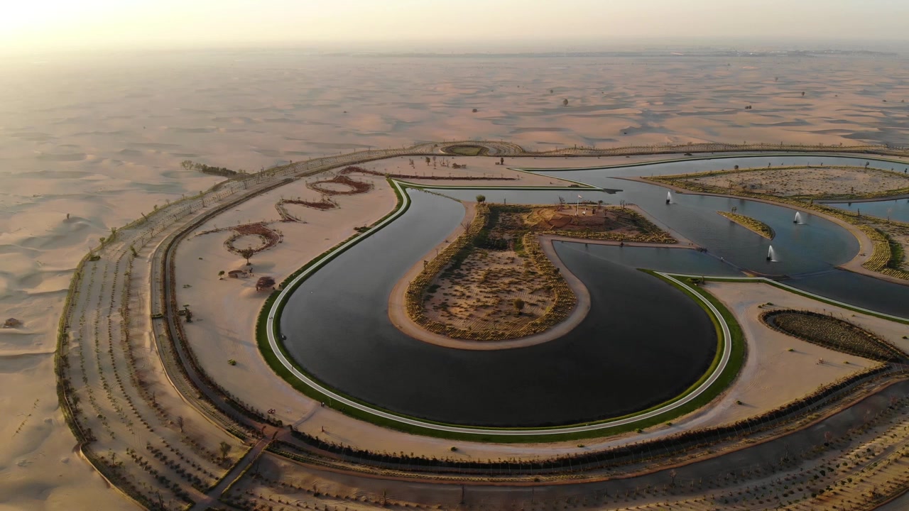 Ripresa con drone del Lago dell'Amore di Dubai a forma di cuore ad Al Qudra durante il tramonto.