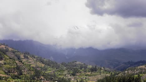 valle y montañas huacaran detrás de nubes alrededor de yungay, ancash peru - 4k
