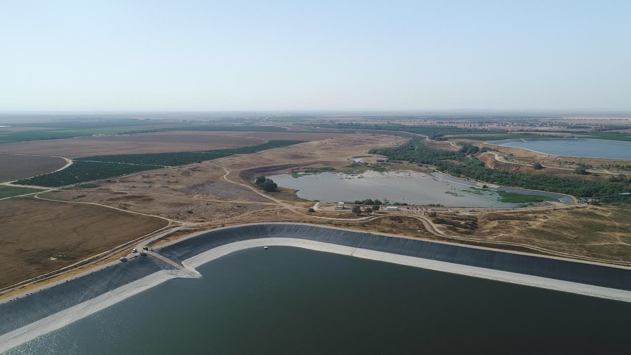 imágenes aéreas del depósito de agua agrícola en una gran área de campos