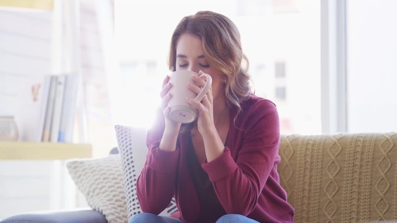 привлекательная молодая женщина, использующая мобильный телефон