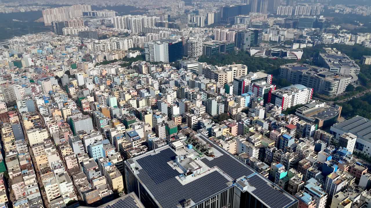 Video aéreo cinematográfico de vidrio, acero y paneles solares que definen este moderno hito corporativo, erigiéndose majestuoso entre densas manzanas de la ciudad y el pulso de la vida urbana cotidiana.