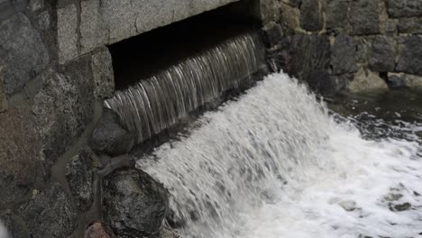 Kopfsteinpflasterabfluss-Mit-Kleinem-Wasserfall