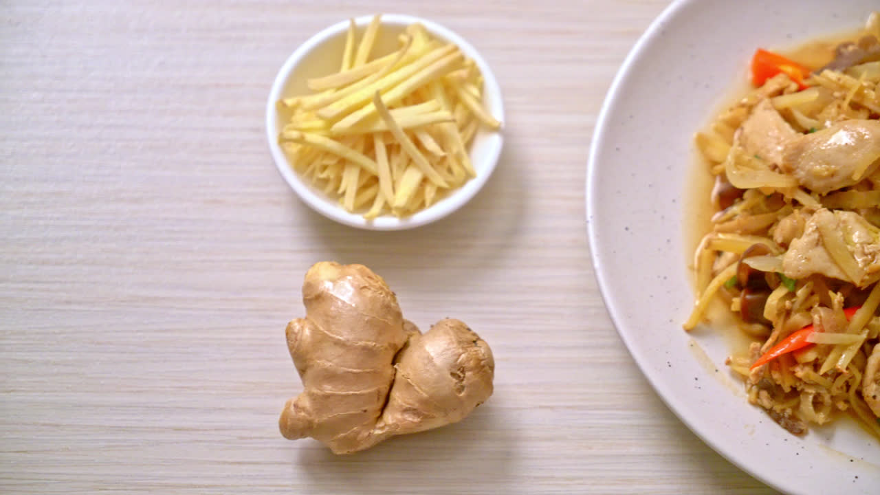 pollo salteado con jengibre - estilo de comida asiática