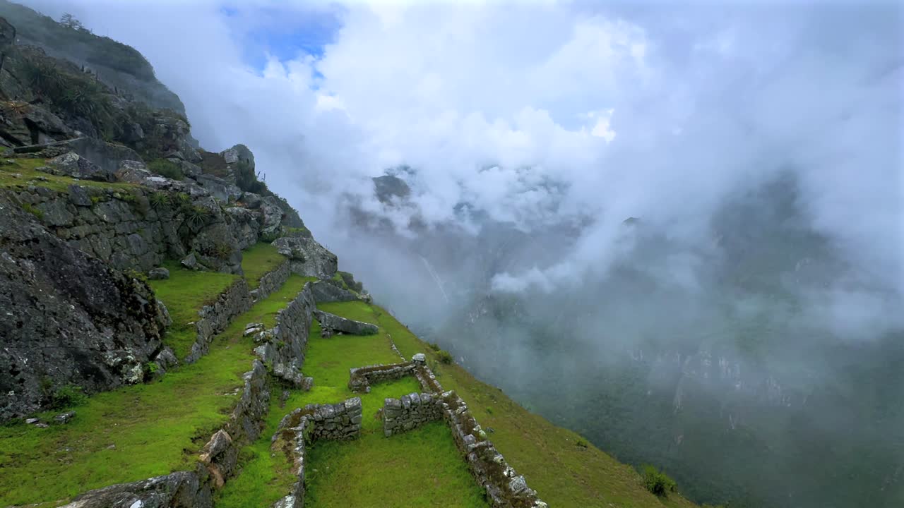 Circuito turistico degli altopiani di Machu Picchu, paesaggio nebbioso, mattina nuvolosa, Perù, vista aerea da drone, stagione delle piogge, giungla verdeggiante, Ande peruviane, terrazzamenti, storico santuario del tempio Inca, movimento panoramico verso destra