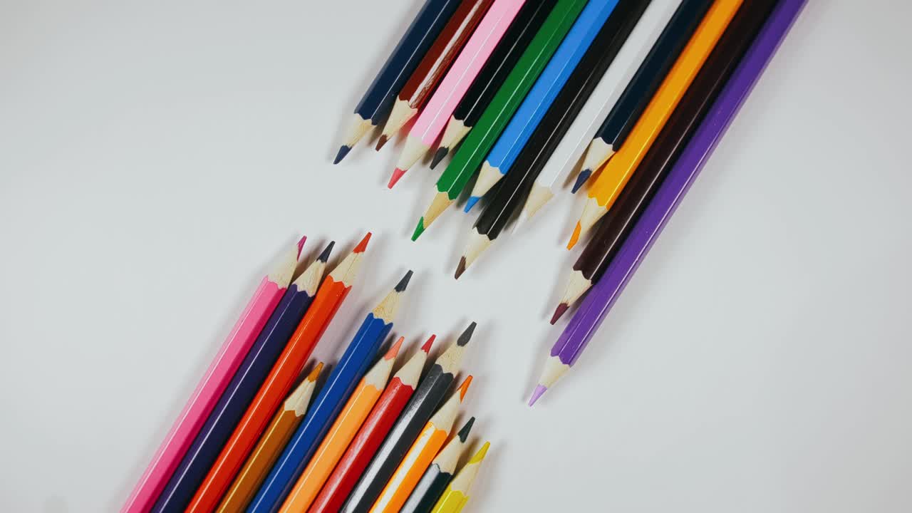 el bolígrafo se sintió en el tocadiscos. el marcador girar girar. girar, crear patrón, hacer el diseño de la forma del círculo. vista superior, colocación plana