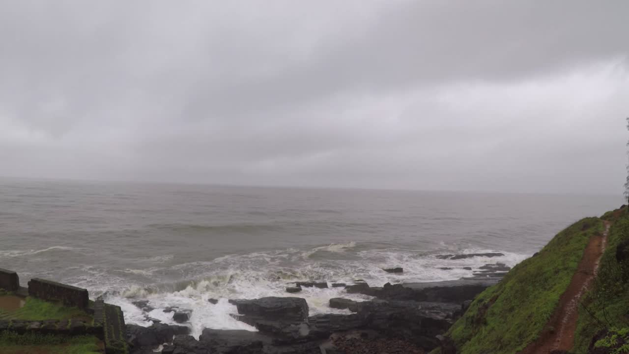 몬순의 악마의 눈 고아