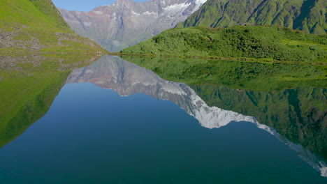 Lago-Que-Muestra-El-Paisaje-De-La-Región-De-Annapurna-En-Nepal,-Drones-Verdes-Disparados-En-4k