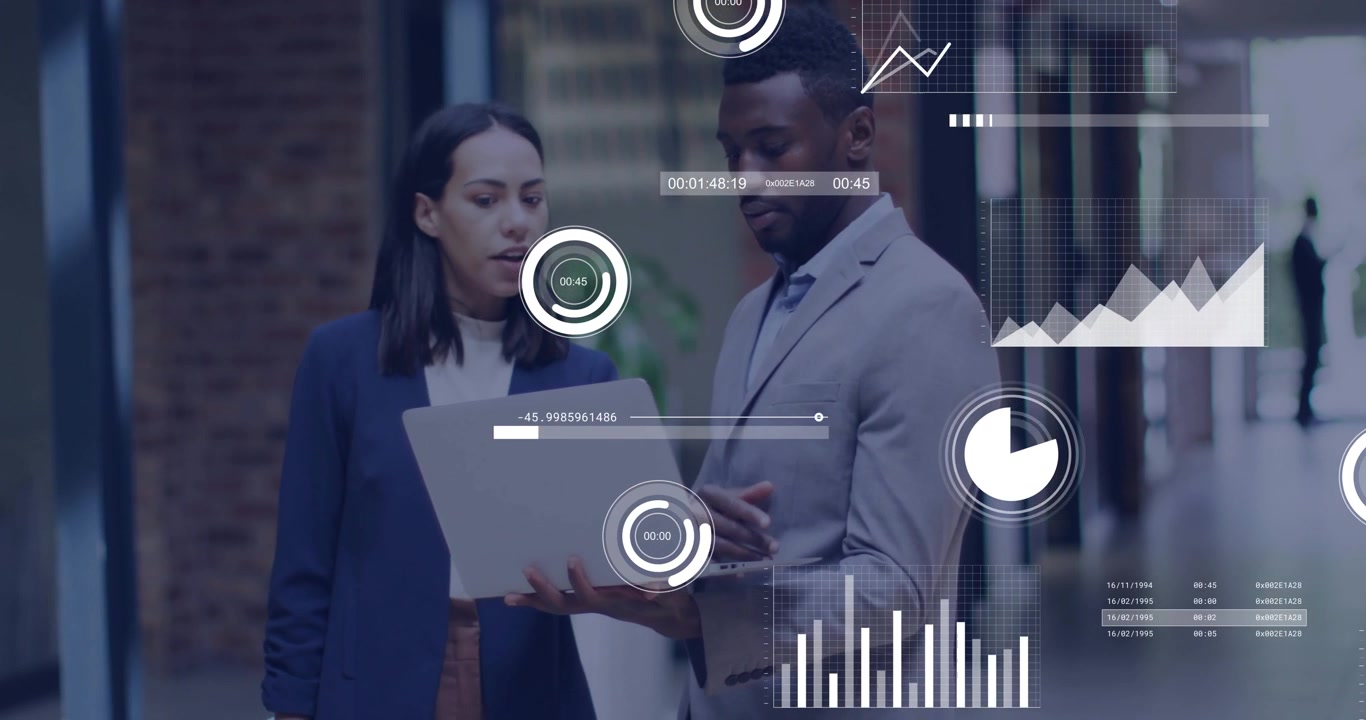 Professionisti aziendali che collaborano al laptop con sovrapposizioni di dati digitali