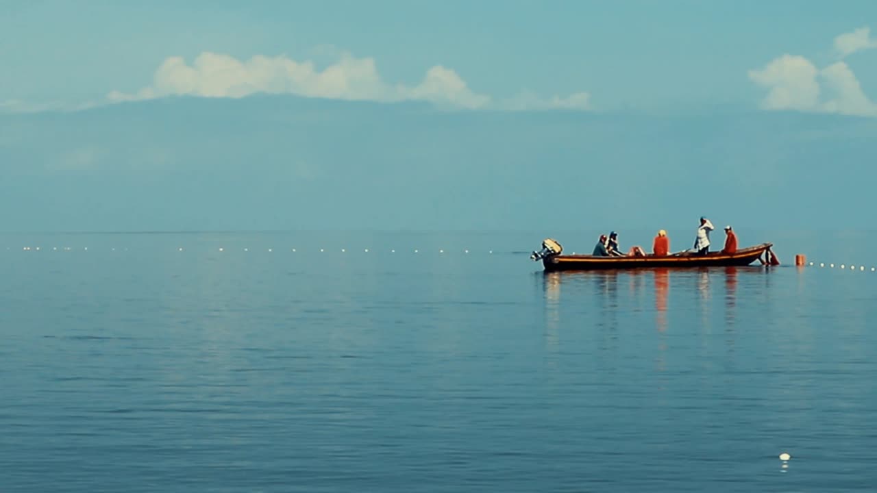 pescador en acción en un cuerpo de agua con cielo azul en el fondo en un día brillante