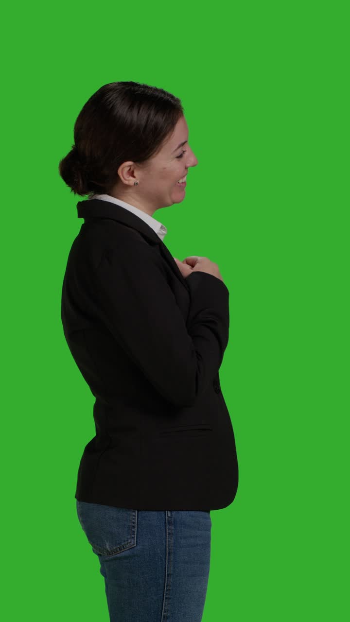 Video verticale: primo piano laterale di una donna d'affari sorridente che saluta.