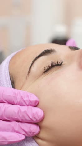 una mujer recibiendo un masaje en el spa.
