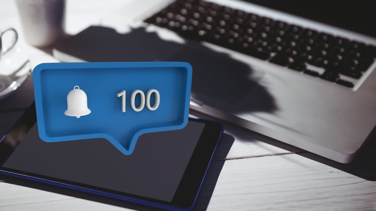 portátil y una tableta en un escritorio y un icono de notificación para las redes sociales