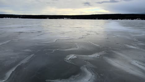 Ein-Luftpanorama-Eines-Zugefrorenen-Lac-La-Hache-Sees-In-Britisch-Kolumbien,-Kanada
