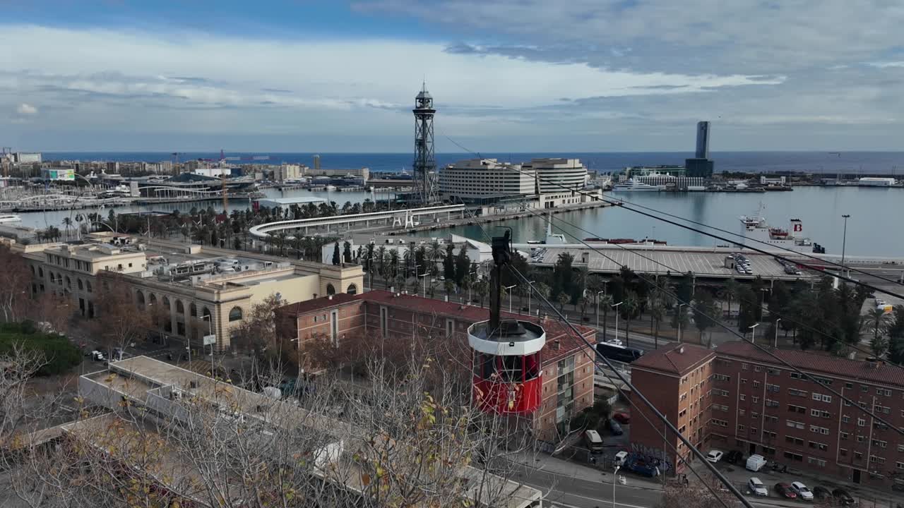 스페인 바르셀로나 시의 고전적인 케이블카의 외관, 은 겨울 아침