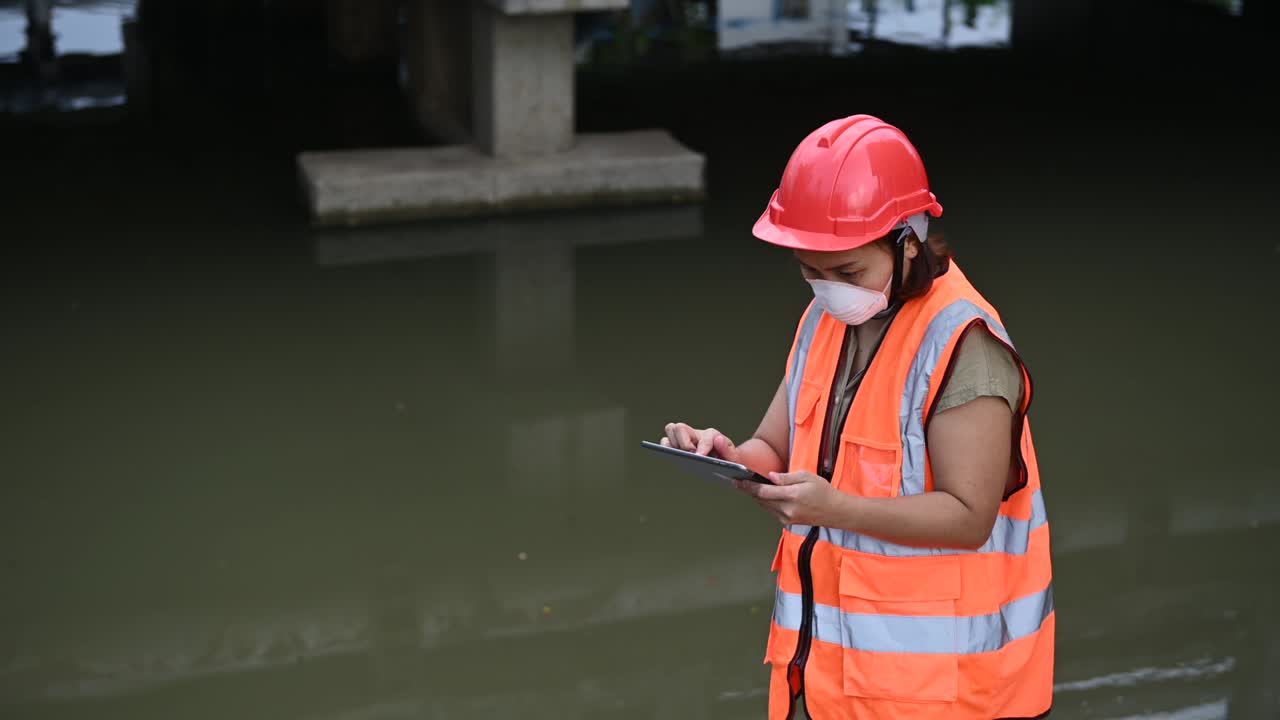 ingenieros ambientales trabajan en plantas de tratamiento de aguas residuales