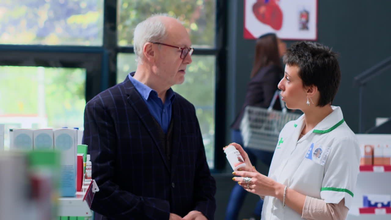 cliente envejecido que pide información sobre drogas