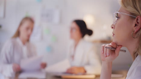 Mujer-Pensativa-Durante-La-Reunión-De-Negocios