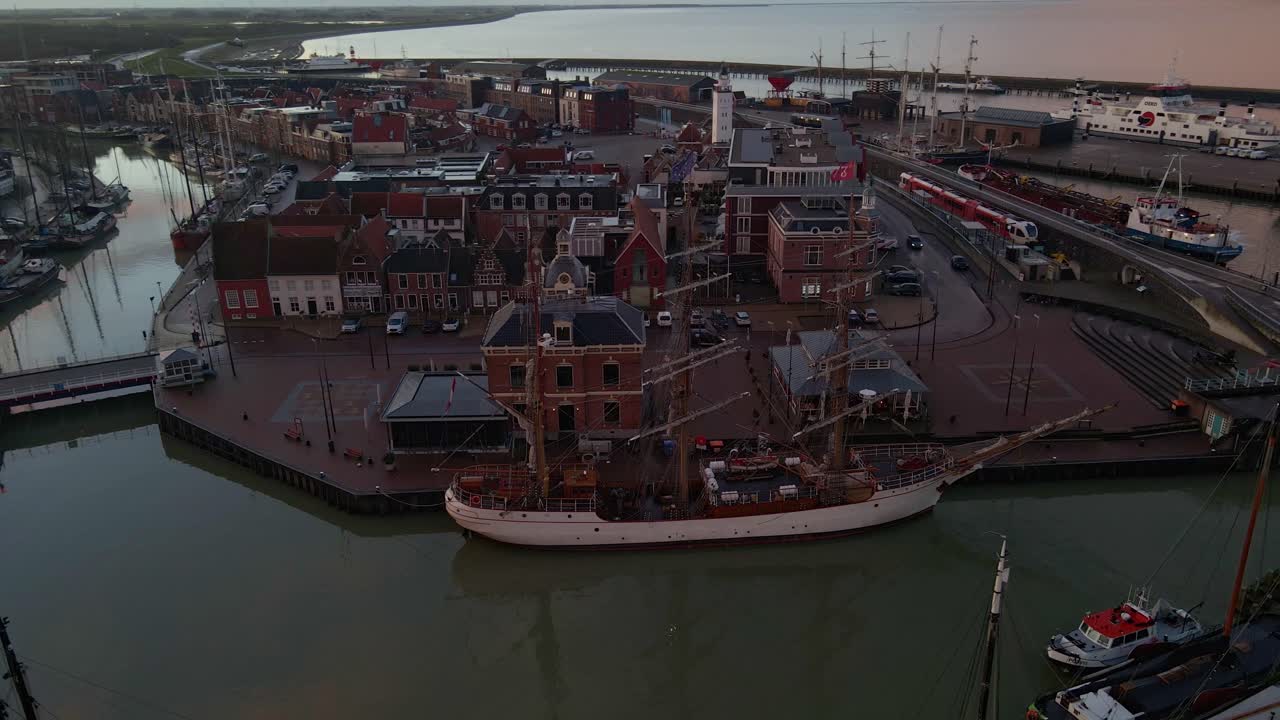 Luchtfoto van tallship Bark Europa in de haven bij zonsopgang in Harlingen, Friesland, Nederland