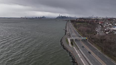 Una-Vista-Aérea-Sobre-La-Bahía-Superior-En-Brooklyn-Ny