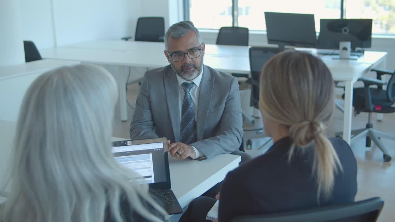 candidato masculino maduro serio que se reúne y habla con los empleadores
