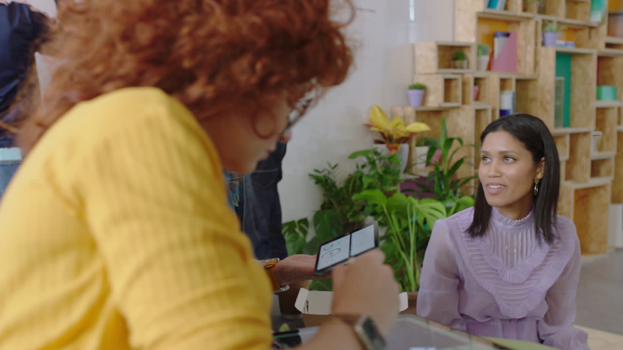 equipo de jóvenes empresarios trabajando juntos en un proyecto financiero intercambiando ideas planificando una estrategia de mercado exitosa estudiantes usando pizarra colaborando en el lugar de trabajo de la oficina