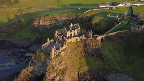 Vista-Aérea-Del-Castillo-De-Dunluce-En-Una-Tarde-Soleada,-Condado-De-Antrim,-Irlanda-Del-Norte