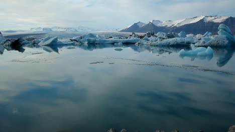 Eisberge-Schmelzen-In-Der-Sonne-In-Einer-Riesigen-Blauen-Gletscherlagune-Im-Inneren-Islands-1-Ice